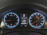 とっても見やすいメーターです。夜間時はラグジュアリーな気分にさせてくれる照明が魅力ですので、夜のドライブも楽しみになりますよ♪