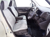 フロントシートはベンチシートで運転席と助手席の移動が楽々です。シートの高さも調整でき真ん中にはアームレストも装備されています!