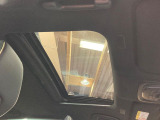 【サンルーフ】開放感たっぷりの希少装備、サンルーフが装着されています!車内に明かりを取り入れたり景色を楽しむ以外にも、車内の空気も簡単に換気できて快適です!