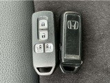 スマートキー付!キーを取り出さなくてもドアロックの施錠・開錠、エンジンの始動が出来ます!雨の日や荷物の多い日にとても便利ですね♪