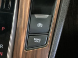 電子制御パーキングブレーキです。スイッチひとつでパーキングブレーキが作動。停車した地点の傾斜などをシステムが検知・判断してブレーキ力を自動的に最適制御。しっかり停車できるシステムです。