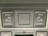 【両側パワースライドドア】スマートキーや運転席のスイッチで後席両側スライドドアの開閉が可能♪電動だから力を入れてドアを開ける必要が無く、小さなお子様でも簡単に開け閉めでき快適です♪
