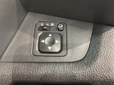 狭い駐車場で便利な電動格納ドアミラーが付いています。