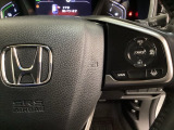 ハンドルにHondaセンシング系のクルーズコントロールやレーンキープアシストなどの操作スイッチが装備されています。ハンドルから手を離さず安全に操作できます。
