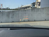 HUD: ヘッドアップディスプレイはドライバーが前方に集中できるよう、ナビや車速情報をフロントガラスに投影するシステムです。