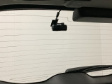 後方にもドライブレコーダーのカメラが付いています。前後両方でお車の周りを監視・記録いたします。