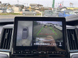 【マルチアラウンドモニター】まるでクルマを真上から見下ろしたかのような視点で駐車をサポートします!クルマの斜め後ろや真横など、前後左右の4つのカメラの映像が合成されて、モニターに映し出されます。