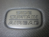 サイドカーテンエアバックシステムは、側面衝突時に大人から子供までさまざまな体格の乗員の頭部や頚部を広範囲で保護。特にセンターピラーへの頭部衝突を防ぐ展開性能を実現しています。