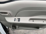パワーウィンドウとなっています。運転席はオートになっているのでワンタッチ開閉することが出来ます。