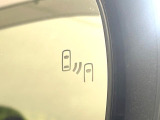 【ブラインドスポットモニター】走行中、ドアミラーの死角になりやすい箇所に後続車が接近するとサイドミラー付近に警告を表示、ドライバーに注意喚起をしてくれます。