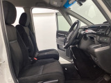 女性でも運転がしやすいように、シートの高さ調整機能(シートリフター)がついています。広い足元にゆったり座れるシートには肘掛も装備しており長距離の運転でも疲れにくいシートです。