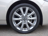 中心から外側に向かってダイナミックに広がっていくデザインのアルミホイールです。MAZDA3の造形にマッチしています。
