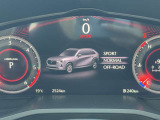 スポーツモードに切り替えるとメーターが赤くなりスポーティーさが増します。