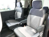 【セカンドシート】ゆったり快適に座っていただけますので、楽しくドライブに参加できます。