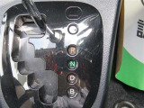 操作しやすいATシフトです。 シフトチェンジを気にしなくていいので運転だけに集中できますね。 自然と手に届くところにある、手になじむ形状のシフトノブがいいですね。