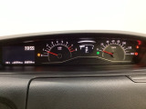 スピードメーターとタコメーターを大きく配した見やすいメーター部になっています。左側のインフォメーション画面でオドメーターや燃費などの情報を確認できます。