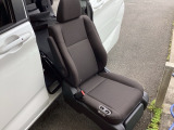 リフトアップシート車です。電動でゆっくりと外側に回転し、シートが車外に上昇&下降し、乗り降りが楽々になります。
