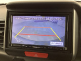 リバースギアに入れるだけで後方の表示へ切り替わります。夜間や雨の日の駐車も楽になりますよ。