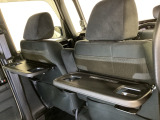 運転席・助手席の背もたれには、2列目シート用にカップホルダー付きの「格納式のシートバックテーブル」を装備しています。休憩時のちょっとした時間などカップを置いたり、小物置きに使えて便利です。