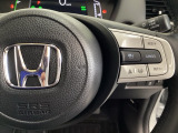ハンドルにHondaセンシング系のクルーズコントロールやレーンキープアシストなどの操作スイッチが装備されています。ハンドルから手を離さず安全に操作できます。