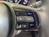 ハンドルにHondaセンシング系のクルーズコントロールやレーンキープアシストなどの操作スイッチが装備されています。ハンドルから手を離さず安全に操作できます。