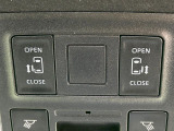 【両側パワースライドドア】スマートキーや運転席のスイッチで後席両側スライドドアの開閉が可能♪電動だから力を入れてドアを開ける必要が無く、小さなお子様でも簡単に開け閉めでき快適です♪