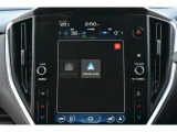 Apple CarPlay/Android Autoに対応しスマートフォンにインストールされているアプリを大画面に表示して使用できるほか、音声認識による操作も可能です。