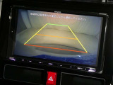 【バックカメラ】駐車時に後方がリアルタイム映像で確認できます。大型商業施設や立体駐車場での駐車時や、夜間のバック時に大活躍!運転スキルに関わらず、今や必須となった装備のひとつです!