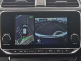 アラウンドビューモニター。上空から見下ろしているような映像で、スムースな駐車をサポートします。