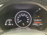 スピードメーターを大きく配した見やすいメーター部になっています。右側のインフォメーション画面でオドメーターや燃費などの情報を確認できます。