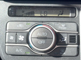 【オートエアコン】一度お好みの温度に設定すれば、車内の温度を検知し風量や温度を自動で調整。暑い&hellip;寒い&hellip;と何度もスイッチ操作をする必要はありません。快適な車内空間には必須の機能ですね♪