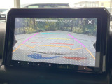 【バックカメラ】駐車時に後方がリアルタイム映像で確認できます。大型商業施設や立体駐車場での駐車時や、夜間のバック時に大活躍!運転スキルに関わらず、今や必須となった装備のひとつです!
