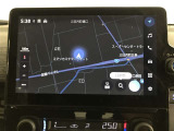 純正ナビを装備。タッチパネル式で使いやすく、お出かけもラクラクです。