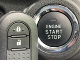 【キーフリーシステム】カバンやポケットに入れたままでもドアの施錠・解錠が可能なスマートキーを装備。エンジンのオン・オフ時もカギを取り出す必要が無いからとっても便利です♪