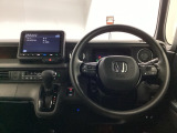 ホンダ純正メモリーナビ搭載なので、遠方へのドライブもお任せ下さい!ステアリング左手側にオーディオ関連のコントロールスイッチを配置しています。操作時は視線を逸らすことなく運転に集中できます