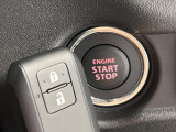 【キーレススタートシステム】カバンやポケットに入れたままでもドアの施錠・解錠が可能なスマートキーを装備。エンジンのオン・オフ時もカギを取り出す必要が無いからとっても便利です♪