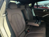 後席も使用感はさほど感じず、運転席・助手席同様に清潔感があります。後席シートもしっかりと作り込まれていますので、座り心地も悪くありません。是非、実車にてご確認下さい。