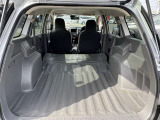【シートアレンジ】シートを跳ね上げで荷室も広々確保出来ます。