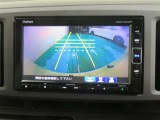 車両後方の映像を映すバックモニター。進路を確認しながら安全に車庫入れできます。