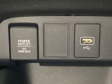 アクセサリーソケットはUSBのアダプターなどをつければ、スマホの充電にも使えます。横にはナビゲーション用の外部入力可能なUSB端子がついており、周辺には物が置けるトレーがついています。