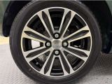 アルミホイール付き!「純正」なので車のデザインともマッチしています。お洒落は足元から。。。といいますから♪