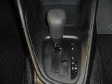 シフトレバーはフロアに配置されています。