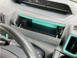運転席手元に、ティッシュBOXや手荷物を置けるスペースあります☆