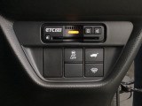 ハンドルの右下にETCがついています。高速道路の料金所の通過も楽々です。 カードの取り出しもしやすい場所についています。その下には車内で操作のできる、電動テールゲートのスイッチもついています。