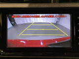 後方の死角を軽減し、狭い場所での切替しや駐車もしやすくなるバックモニターを装備しています。