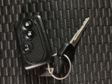 スマートキーを装備!キーをカバンやポケットに入れたままでも、ドアロックの開閉やエンジンスタートが簡単に出来ます♪