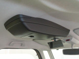 オーバーヘッドコンソール付きです。整理整頓できます。 後席確認ミラーも付いています。