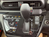 インパネシフトで足元すっきり、操作も楽々。