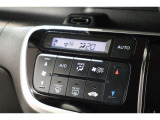 フルオートエアコンが装備されています!お好みの温度設定をするだけでエアコンの風量やモードの切り替えを自動でコントロールしてくれます!ユーザーの操作が少なく燃費走行にもつながります!