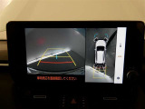 【全周囲モニター】車を上空から見下ろしたような映像をカーナビ画面に映し出し、車庫入れや縦列駐車をサポートしてくれます。
